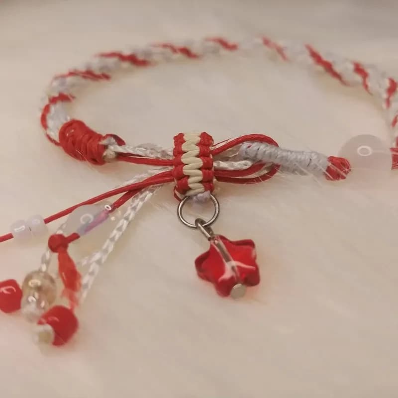 cam hung vong tay do trang charm sao
