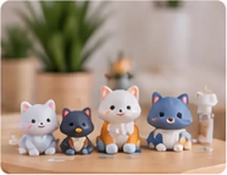 Bộ sưu tập mô hình mèo và cáo in 3D đặt cạnh chậu cây