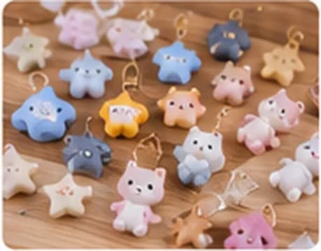 Nhiều móc khóa hình sao và thú nhỏ handmade bày trên bàn gỗ